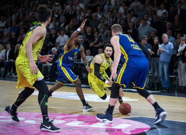 典的防守反 典的防守反